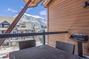 Outdoor dining - Mountain Penthouse Retreat (Canmore)