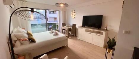 Iron/ironing board, WiFi, bed sheets