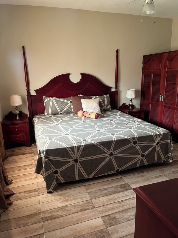 1 bedroom, iron/ironing board, WiFi, bed sheets - Comfortable Self Contained Apartment, close to the Airport, beaches, shopping . (Montego Bay)