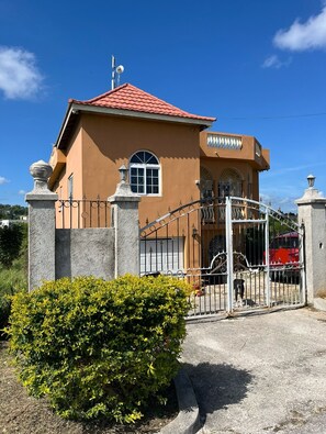 Exterior - Comfortable Self Contained Apartment, close to the Airport, beaches, shopping . (Montego Bay)