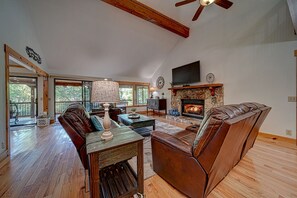 Fireplace - Mountain River Retreat Star5vacations (Ellijay)