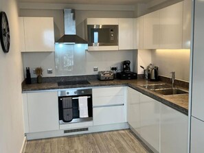 Kjøleskap, mikrobølgeovn, ovn og oppvaskmaskin