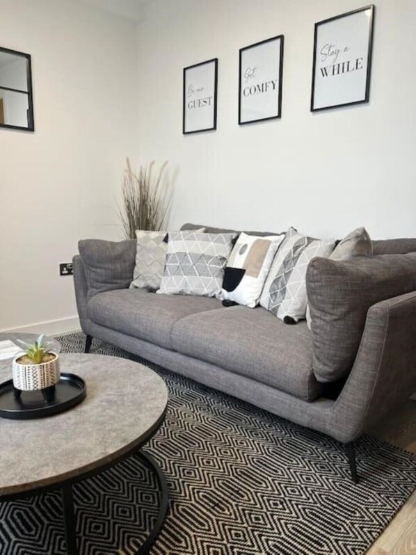 Smart TV - Prime Suite 2 Bed Apartment with Rooftop Terrace (Salford)