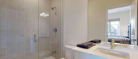 Sèche-cheveux, serviettes fournies, savon, shampoing