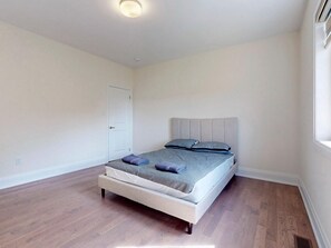 5 bedrooms, iron/ironing board, WiFi, bed sheets