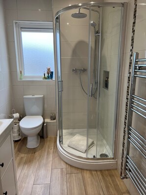 Douche, sèche-cheveux, serviettes fournies, savon