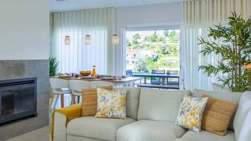 Een televisie en een open haard