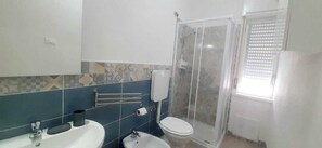 Family Apartment | Bathroom | Free toiletries, hair dryer, towels, toilet paper