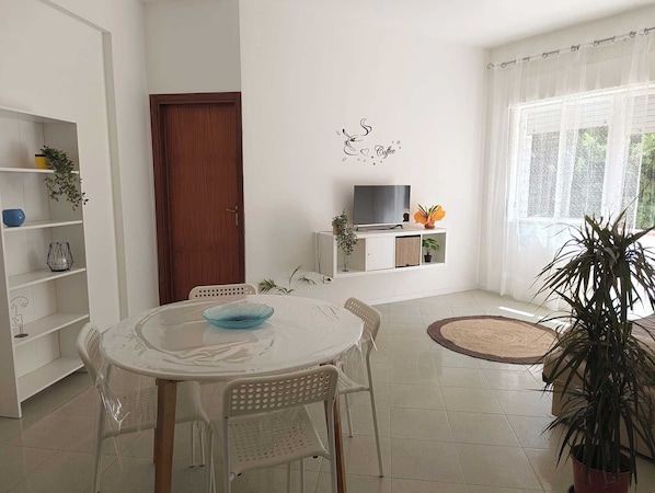 Familie appartement | Woonruimte | Een flatscreentelevisie
