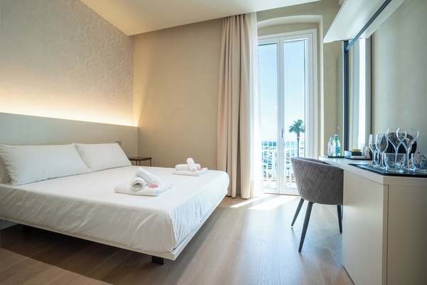 Perla, camera luxury nel cuore di Termoli con balconcino che affaccia sul porto vicino al mare