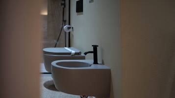 Un bagno stretto con il water e un bidet.