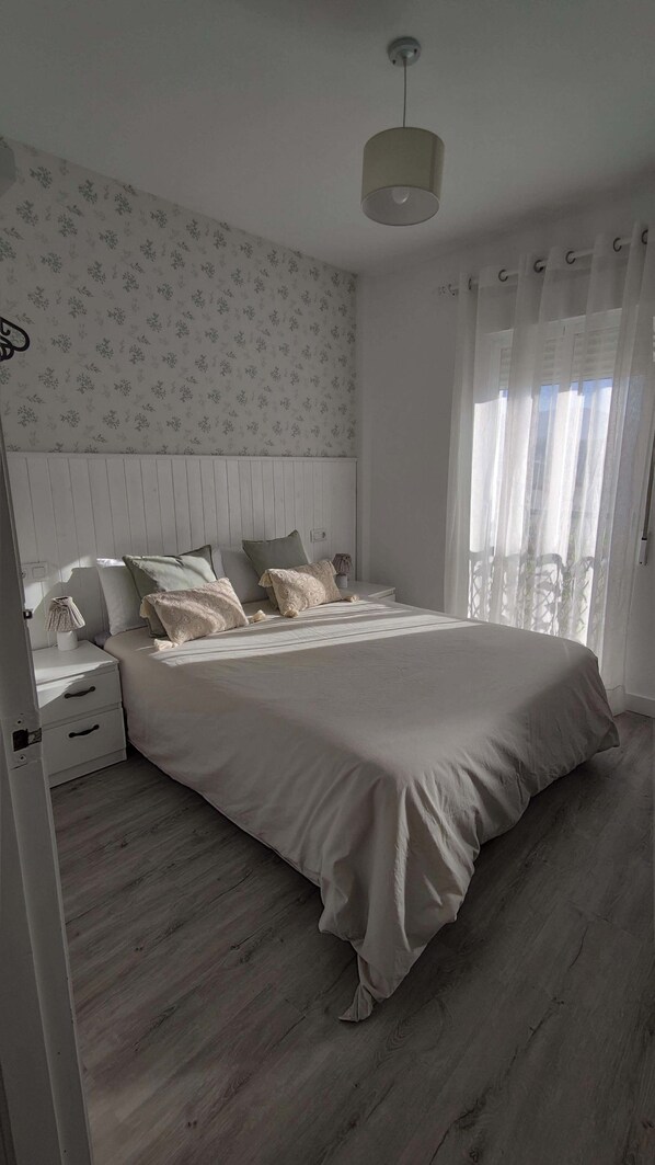 2 عدّة غرف نوم ومكواة/لوح كي وواي فاي وملاءات أسرّة