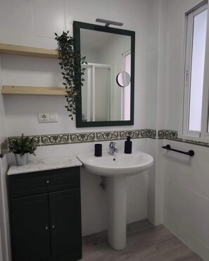 Dusche, Haartrockner, Handtücher, Seife