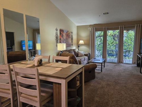 ROMANTIC SPRING GETAWAY FOR TWO!! EASY WALK-IN 1BD 1BA CONDO NO STEPS!!!
