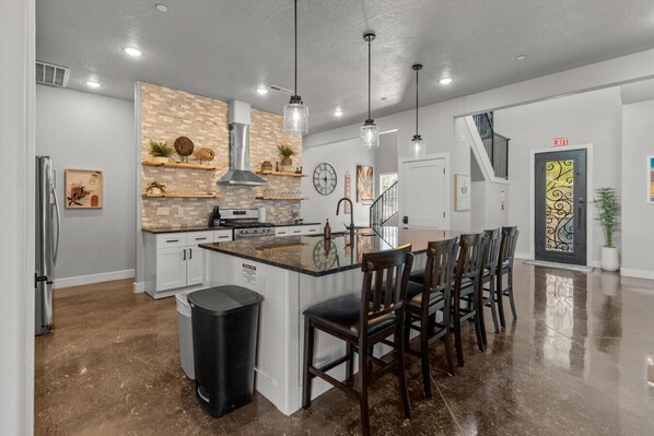 Fridge, microwave, oven, stovetop - Sandy Bottoms West - Brand New Pool & Spa (Hurricane)