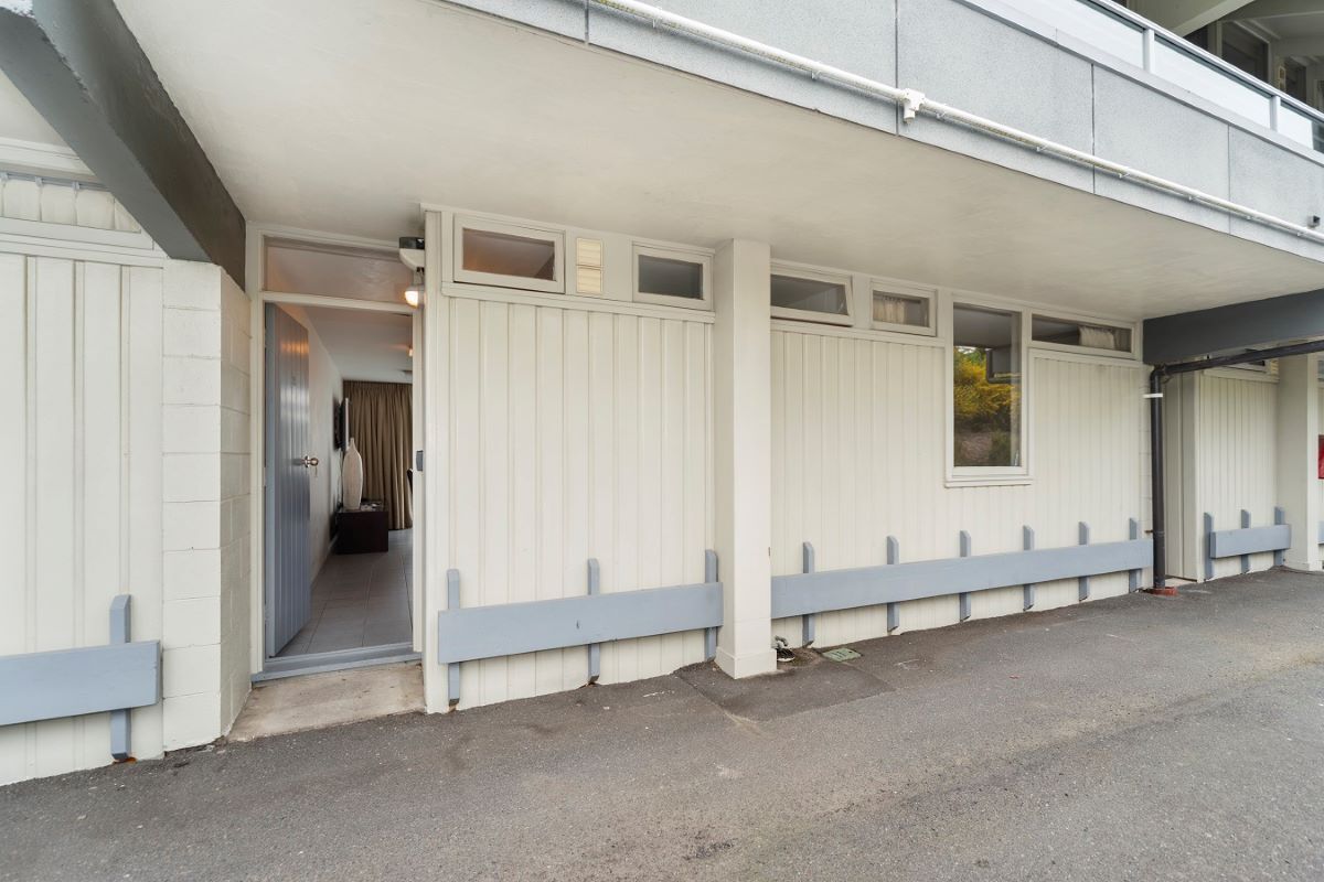 Un bâtiment doté d’un porche abrité, d’une porte bien visible et d’une fenêtre.