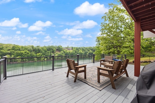 LAKE CUMBERLAND LUXURY~ LAKE VIEWS, HOT TUB, GOLF PAD, AND MORE. SLEEPS 12+