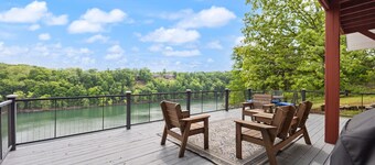 LAKE CUMBERLAND LUXURY~ LAKE VIEWS, HOT TUB, GOLF PAD, AND MORE. SLEEPS 12+