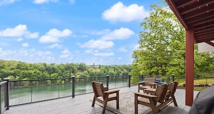 LAKE CUMBERLAND LUXURY~ LAKE VIEWS, HOT TUB, GOLF PAD, AND MORE. SLEEPS 12+
