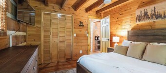 Cabin w Lux Gym Firepit Game Room and Playground!