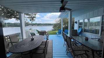 屋外ダイニングエリア