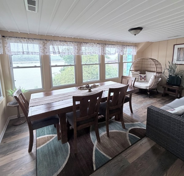 Magnificent Riverfront Victorian House Steps From Downtown Ottawa ! - Ottawa, IL