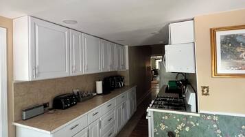 冷蔵庫、電子レンジ、オーブン、コンロ