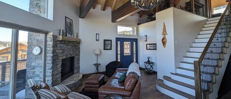 Smart-TV, Kamin, DVD-Player, Bücher