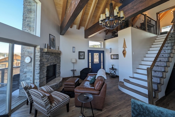 Smart-TV, peis, DVD-spiller og bøker