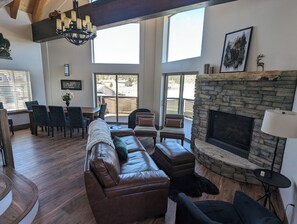 TV connectée, cheminée, lecteur de DVD, livres