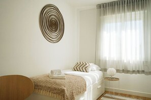 3 quartos, escrivaninha, ferros/tábuas de passar roupa