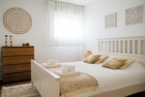 3 habitaciones, escritorio, tabla de planchar con plancha y wifi gratis 