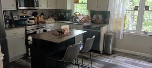 Adorable Cottage Style Home near Lake Point & Hospital + Entertainment Space