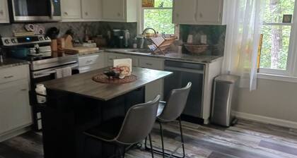 Adorable Cottage Style Home near Lake Point & Hospital + Entertainment Space