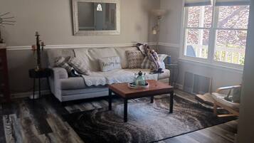 Smart TV, reproductor de DVD, futbolito y tenis de mesa