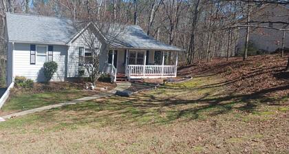 Adorable Cottage Style Home near Lakepoint/ Lake Allatoona & Hospital