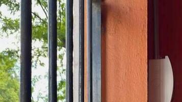 Une porte dotée d’un dispositif de sécurité noir portant l’inscription « Dylife », fixée sur un mur orange.