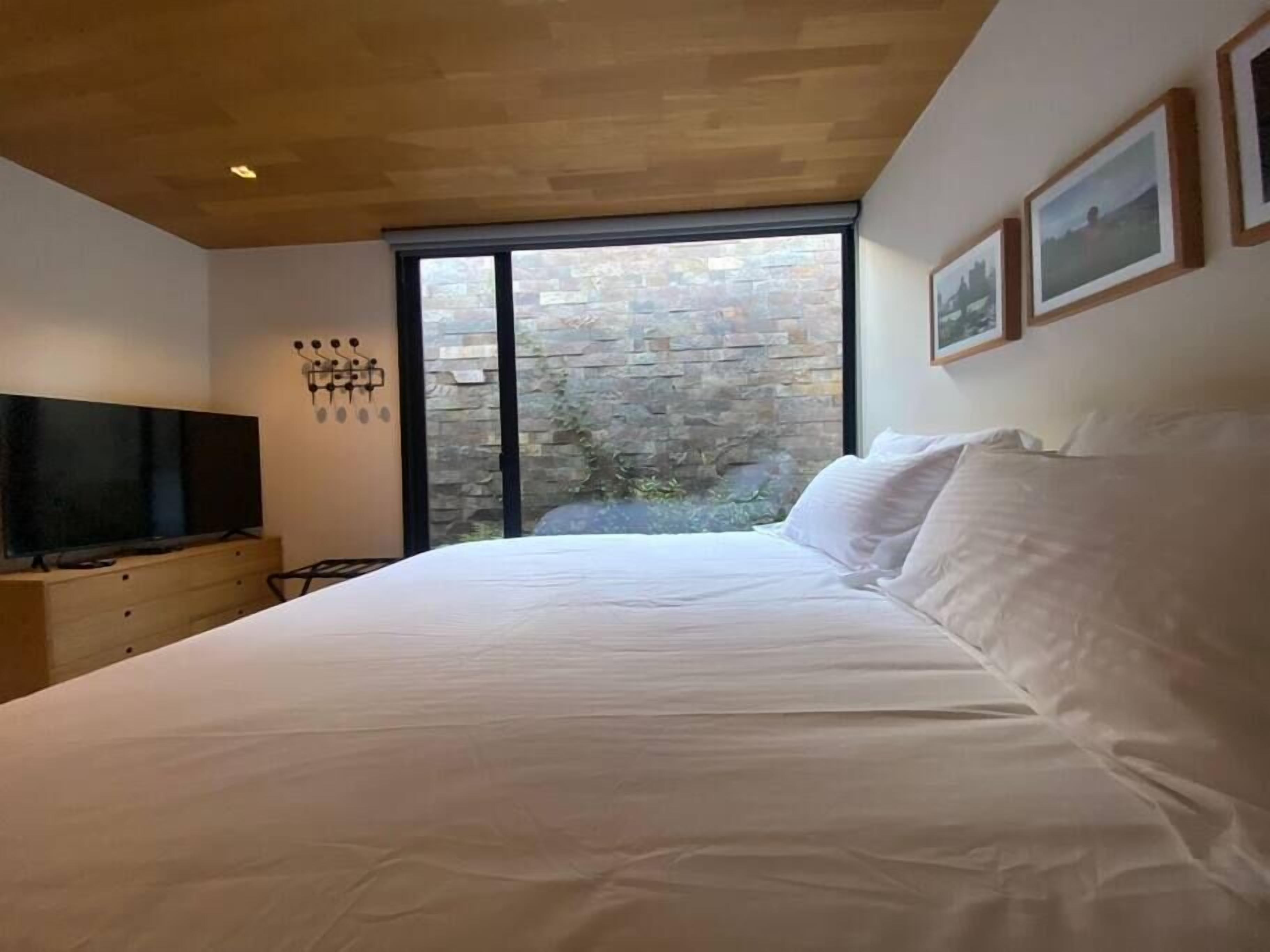 Een strijkplank/strijkijzer, wifi, beddengoed