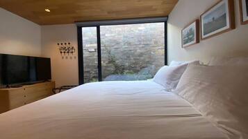 Tabla de planchar con plancha, wifi, ropa de cama