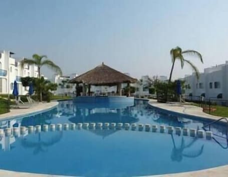 Pool. Depto con Alberca y Vista al Lago en Teques