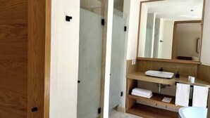 A modern bathroom with a wooden vanity, a large mirror, and a white sink. - Suite Cedro, Cabaña Boutique en Valle de Bravo (Valle de Bravo)