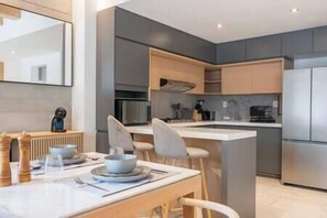 Fridge, cookware/dishes/utensils