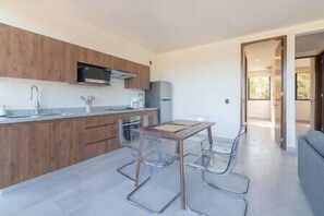 Kühlschrank, Mikrowelle, Kochgeschirr/Geschirr/Besteck