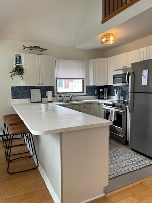 Fridge, microwave, oven, stovetop - Bright A-Frame OC Fenwick line, 10 min walk to beach, 3 min to tiki/restaurant (Ocean City)