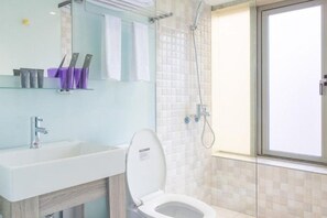 A bathroom with a sink, toilet, and shower. - RF Hotel - Sanchong (New Taipei City)