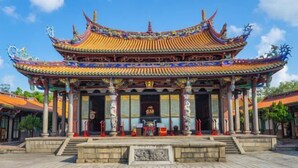 A traditional Chinese temple with ornate architecture, a central altar, and a courtyard. - RF Hotel - Sanchong (New Taipei City)