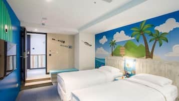 Quarto de hotel com duas camas, um mural de uma paisagem praiana e uma porta de madeira que dá para uma varanda.