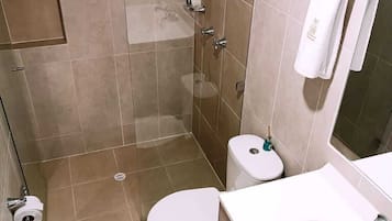 Ducha, toallas, jabón y champú