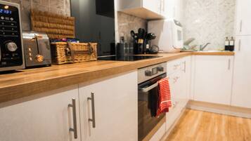 Een magnetron, een oven, een kookplaat, een waterkoker