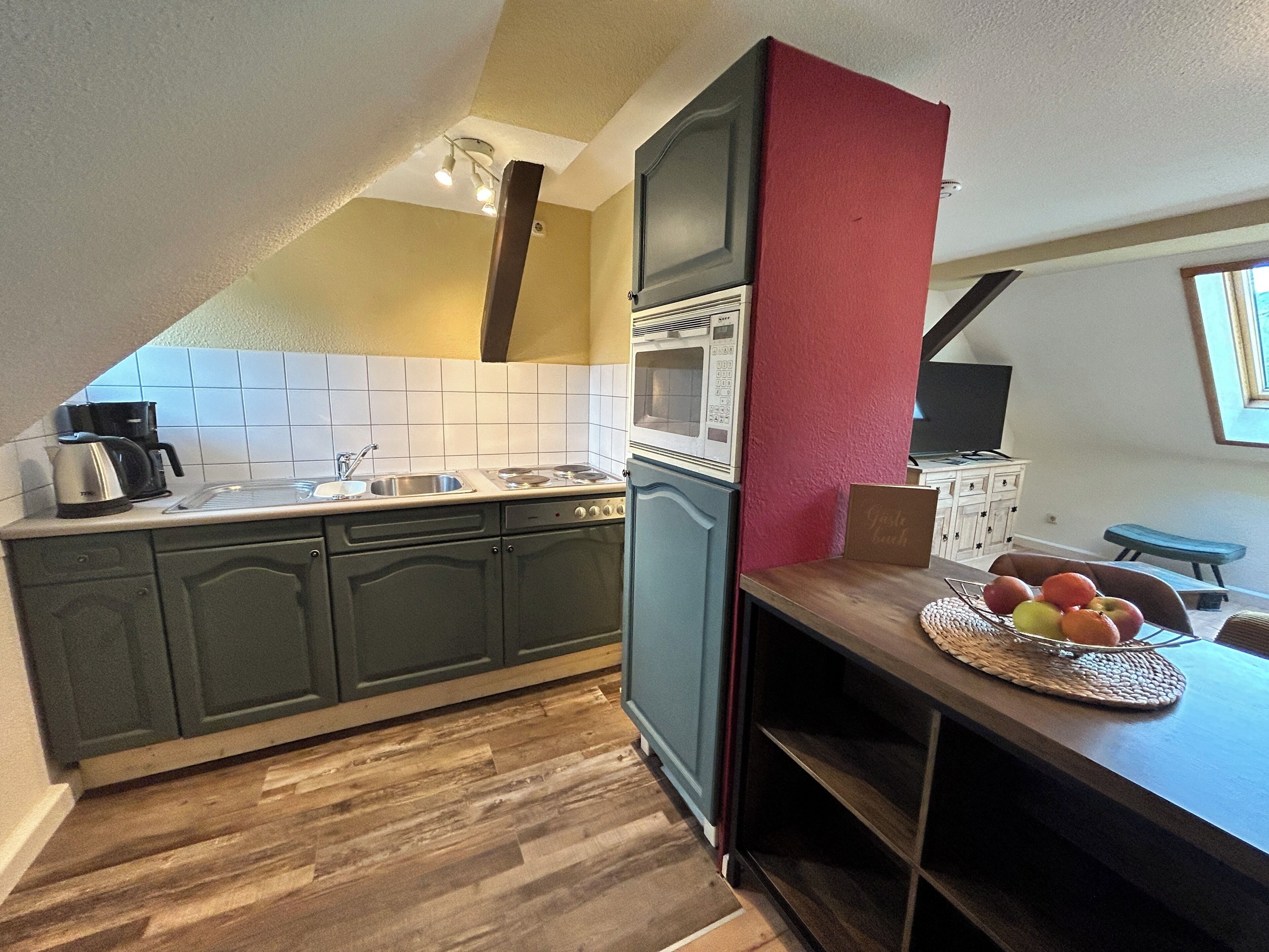 Kühlschrank, Mikrowelle, Herdplatte, Wasserkocher mit Kaffee-/Teezubehör